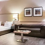 מלון Western Premier 4*